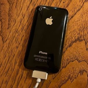 Vintage iPhone 3 (still works!)
